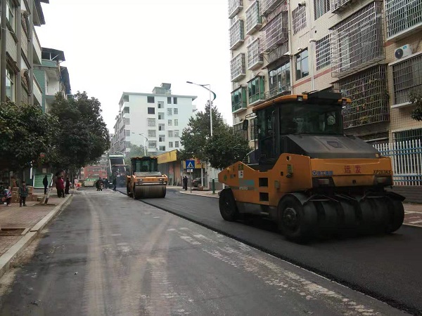 新田 社区道路“白改黑”提质改造步入快车道 通讯工程